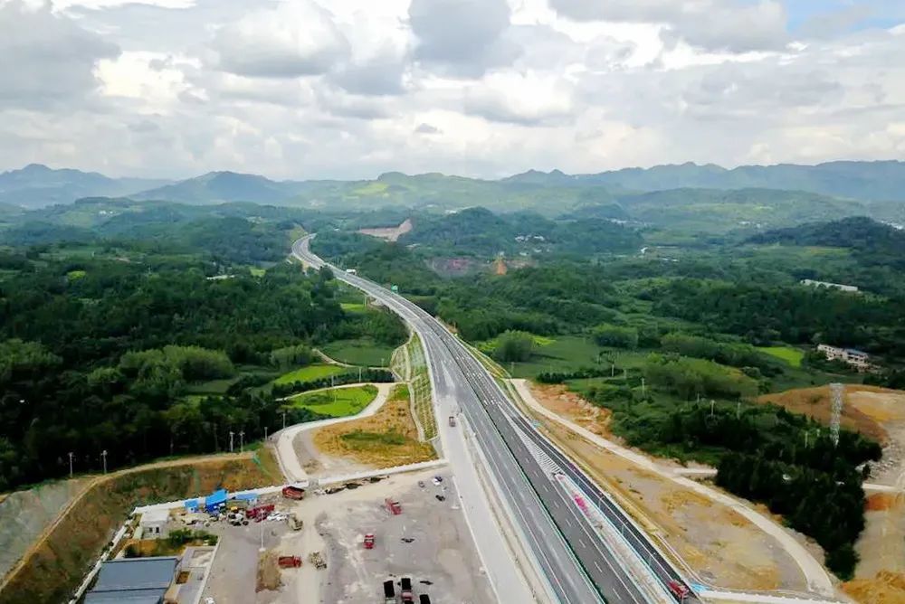 6969湄石高速公路3a标项目经理部综合科主任陈顺均告诉记者:"湄石