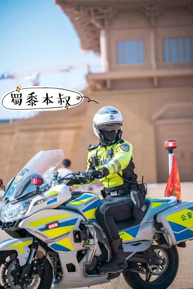 阿姨叔叔西安女子铁骑带上头盔就是蜀黍