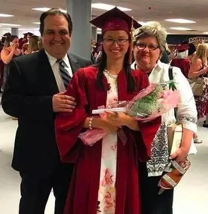 在这个消息传到maggie在中国的父母那里,当她们接通视频电话后,中国