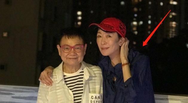从照片上可以看到,今年已经51岁的袁洁莹瘦得有些脱相,穿着藏蓝色的