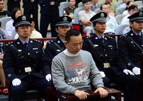 经过两年多的艰难取证,这件亿万富翁雇凶杀人案水落石出,袁宝璟被法院