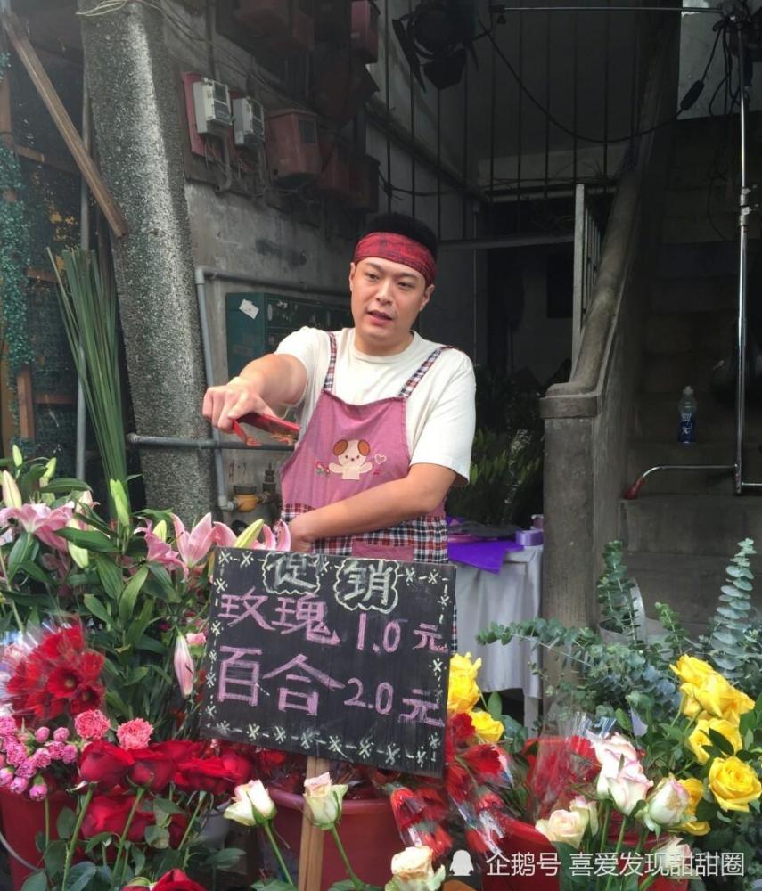 两人同台演出,好不容易的大场面,刘云天总是站在最角落.