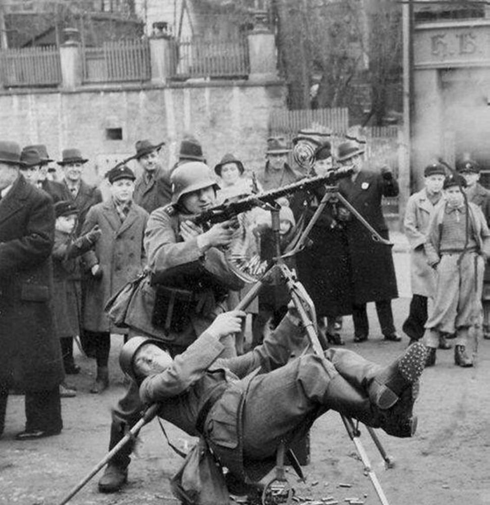 1944年突出部战役(阿登反击)期间,一名驻卢森堡的美军士兵钻出帐篷和