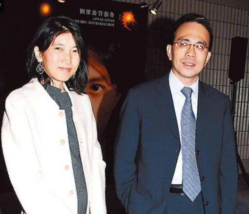 但与王俪桥相比,梁洛施就没有那么幸运了,她连生三子都没有踏入李家的