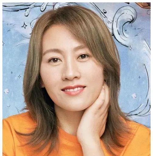 马莉莉身为马天宇的大姐,在母亲自杀,父亲消失后主动承担起照顾弟弟的