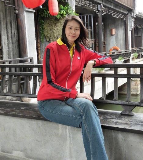 赵蕊蕊晒一家三口合照,自夸腿细并调侃姐姐,年近40岁嫩如少女