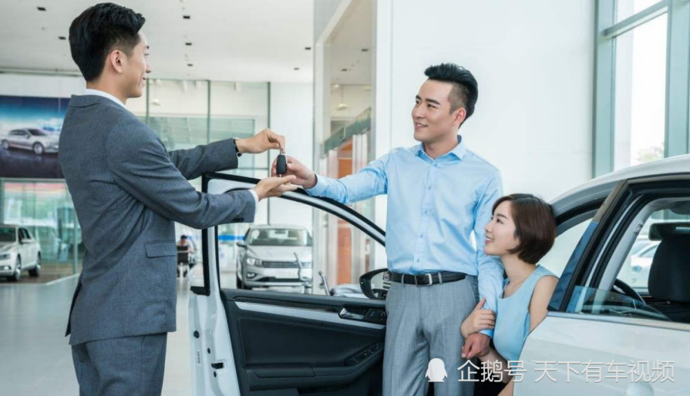 发动机上有灰尘，不要用毛巾擦，修车师傅：这么做灰尘全部跑光