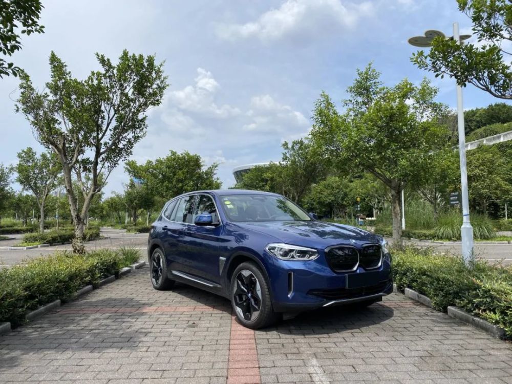 迷恋汽油车的我，居然在宝马iX3上找到了熟悉的快感！｜驾驶观