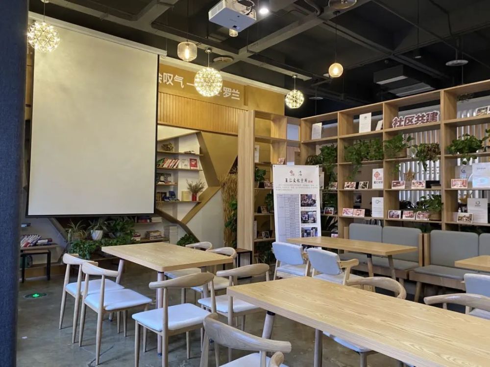 那是一个小雨朦胧的下午,喵新人一进入沙龙的文化空间,就被这里舒适的