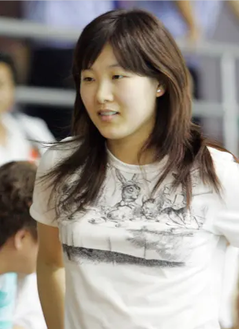 14岁的跳水冠军伏明霞,24岁嫁50岁富豪,如今43岁竟还想生第4胎