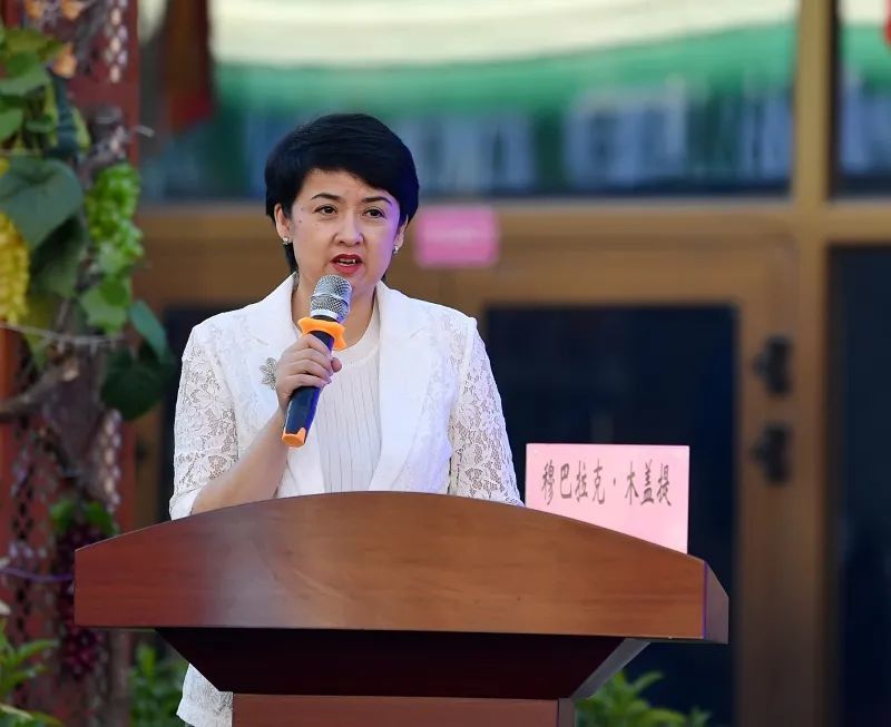 我是本场发布会的主持人穆巴拉克·木盖提.