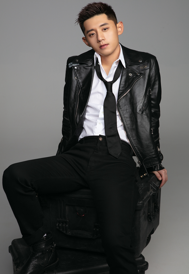 张继科再现"撕衣服"名场面,打扮清爽有型,冠军穿搭如何养成?_腾讯新闻