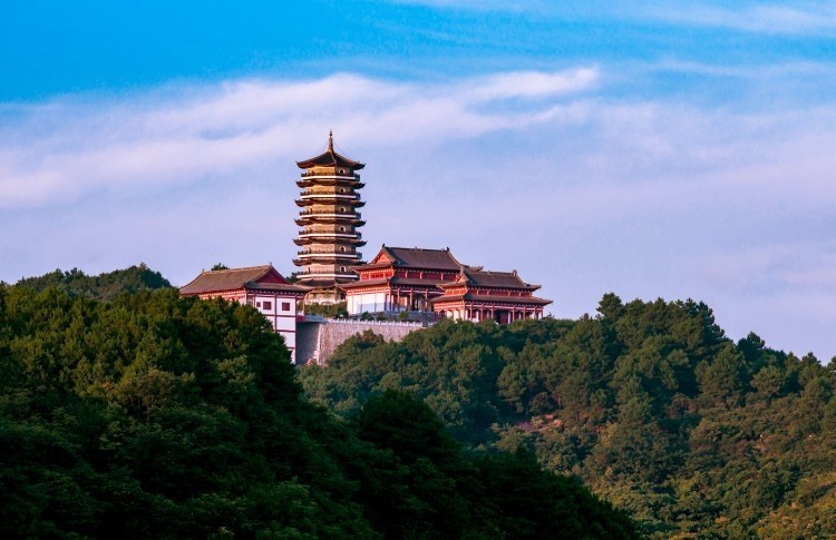 夕阳下的锦岩塔