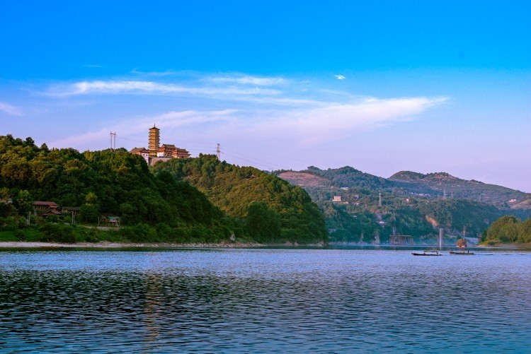 夕阳下的锦岩塔