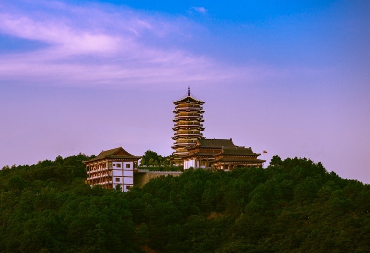 夕阳下的锦岩塔