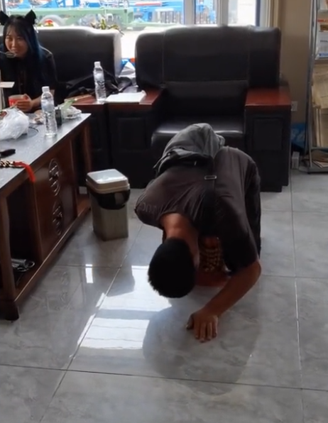 黑龙江一男子跪地磕头卖挂件边磕头边要钱老板无奈给钱