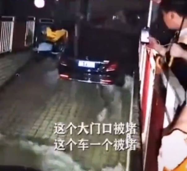 郑州奔驰车主为保护爱车停最高位置 堵住车库出口 致其它车辆被淹