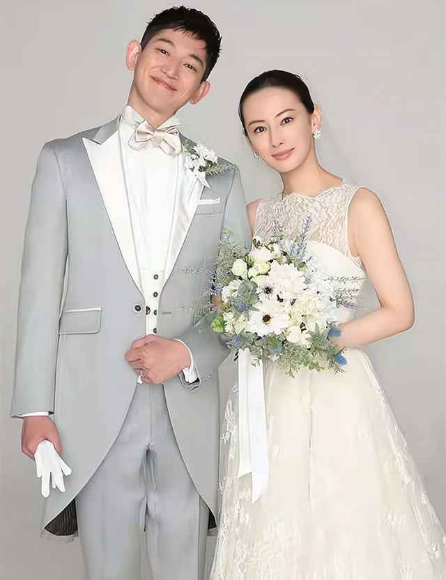 相亲节目女嘉宾被甩后,与粉丝奉子成婚,患上产前抑郁症谋杀亲夫