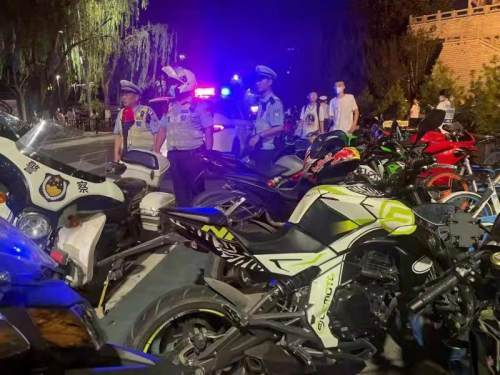 深夜骑摩托车"炸街","飙车",严查!