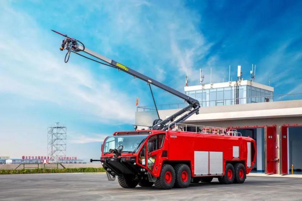 8x8刺穿臂主力泡沫消防车:带你现场参观世界最大的机场消防车,由豪士