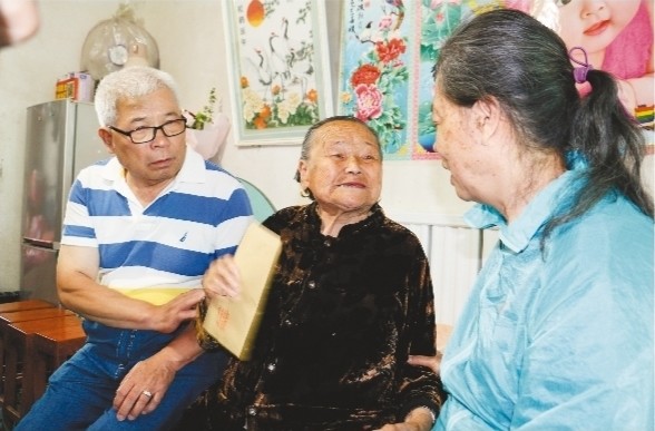 25年这对母子演绎超越血缘的亲情