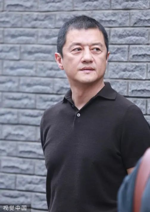 50岁李亚鹏罕见露面，头发花白稀少，居然还吐舌头卖萌