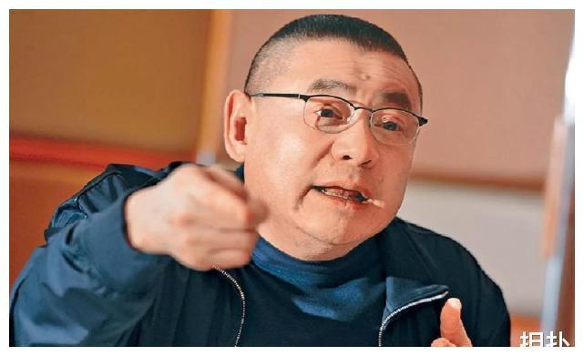 当时李嘉欣刚刚跟许晋亨在一起,而香港人都以为这个theone是许晋亨.