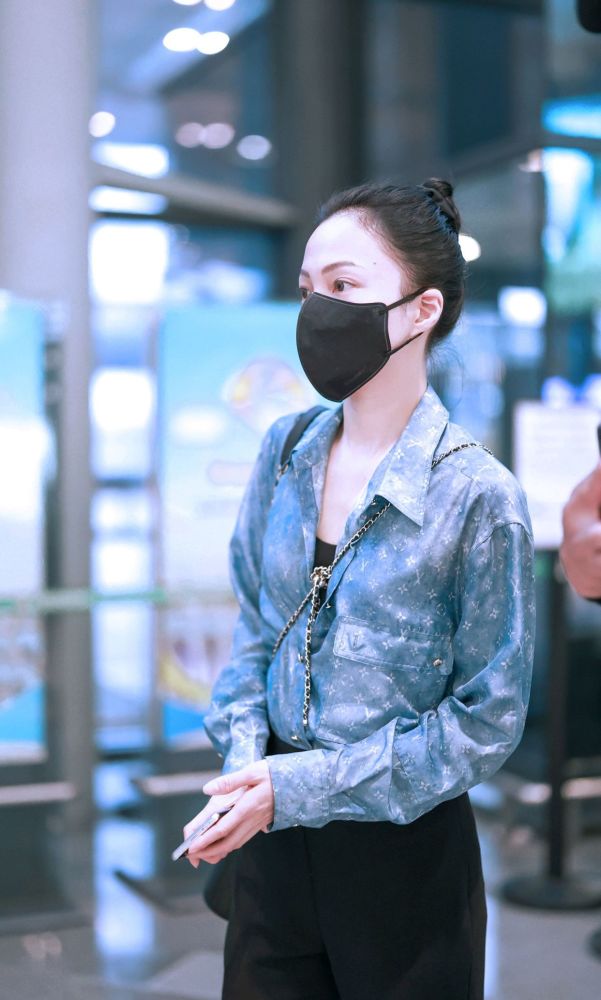 张韶涵机场秀时尚搭配自然舒适气场十足忘了她身高只有158