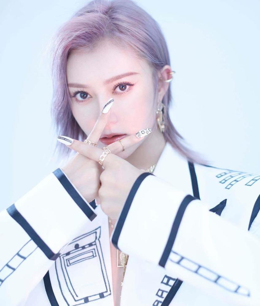 据了解,kaka李奕可现已正式签约上市集团佳云科技加