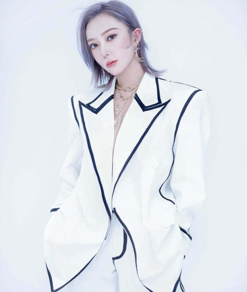 据了解,kaka李奕可现已正式签约上市集团佳云科技加