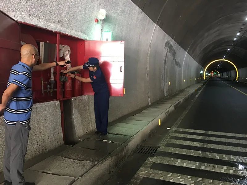 期间,检查组先后对沈家隧道,龙头山隧道,北门隧道等地进行了消防安全