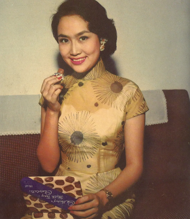 林青霞为88岁葛兰庆生,身着红色长裙美翻全场,两代影星难得叙旧_腾讯