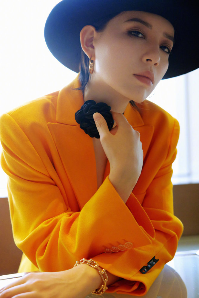 李斯丹妮深v真空西装