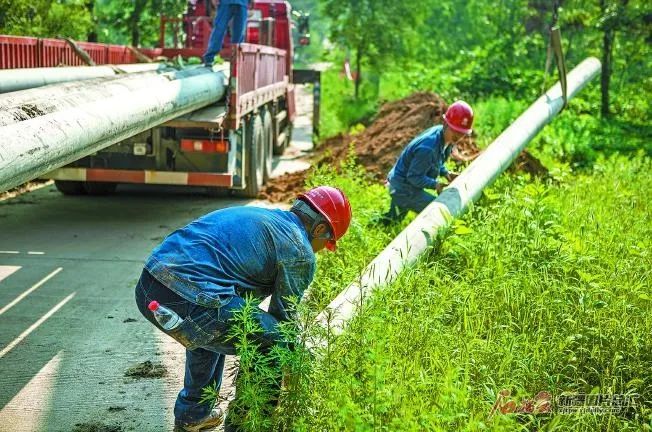 7月27日,國網烏魯木齊供電公司援豫黨員突擊隊隊員在河南省新密市大隗