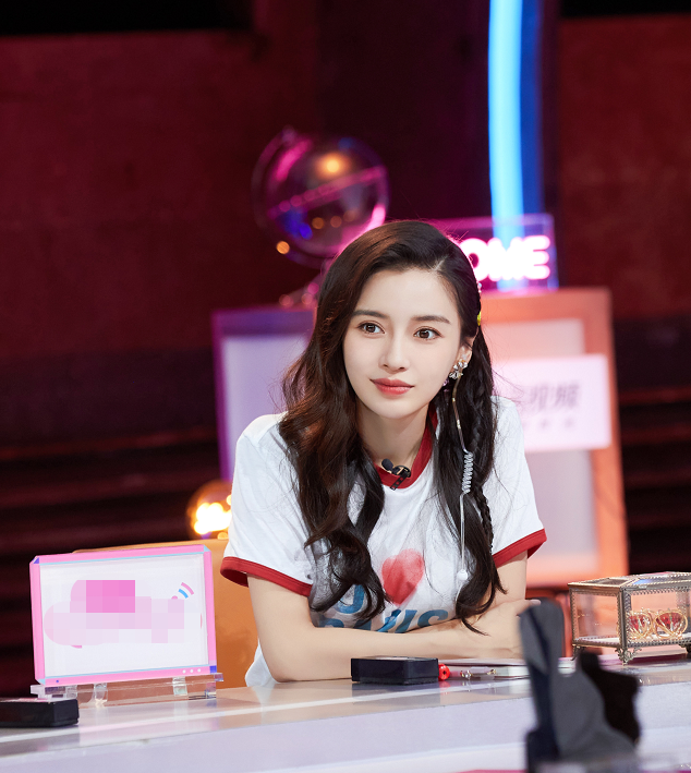 angelababy综艺新造型,白t恤也能穿出时尚感,太会穿了吧!_腾讯新闻