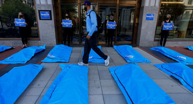 为抗议虚假信息"杀人",美国脸书公司门口被人摆满尸袋