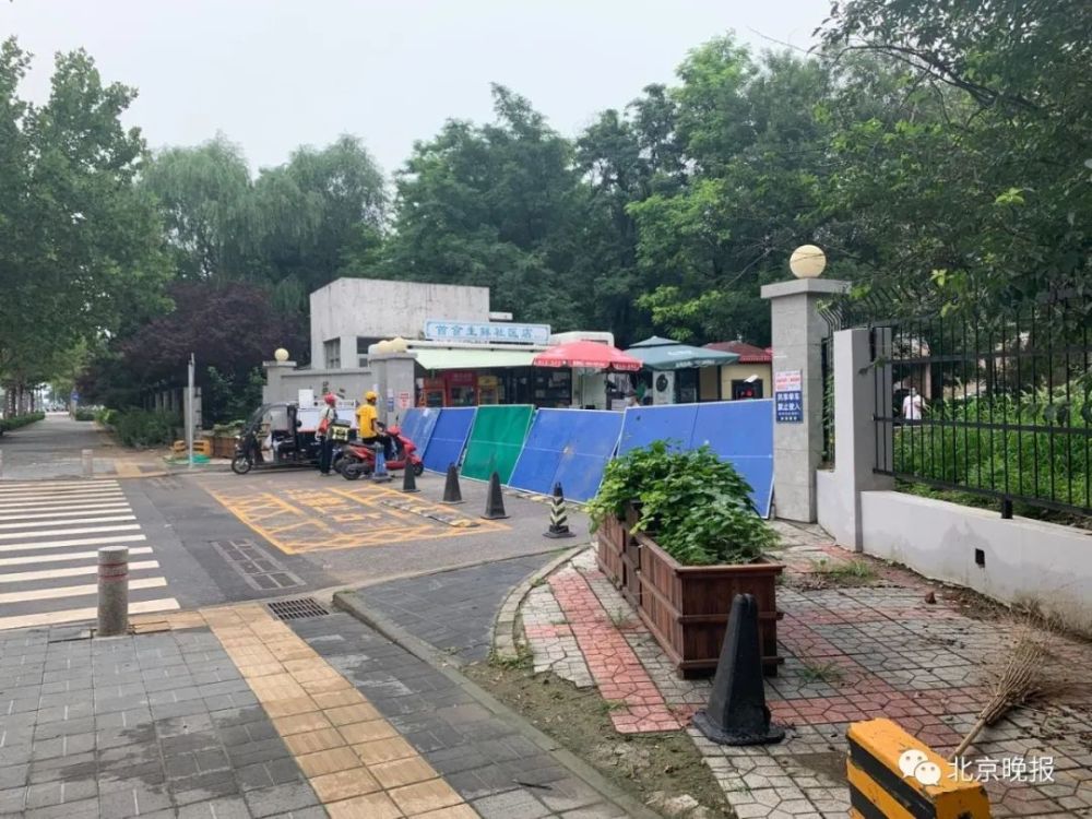 现场直击回龙观多个小区封闭管理连夜核酸检测