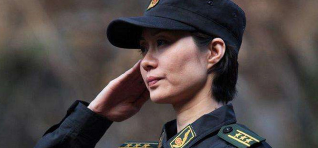 中国"最美"武警,大校军衔,曾拒绝百万年薪,最后嫁给一个保安