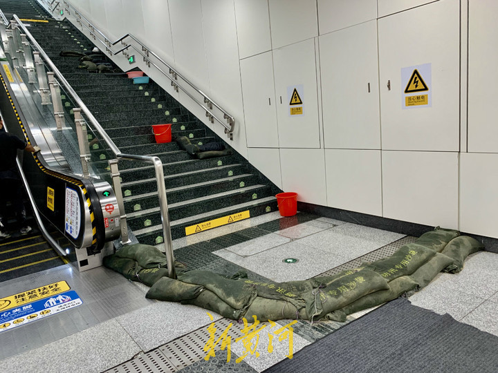 济南地铁2号线15座车站出入口全部设计安装液压防洪挡板