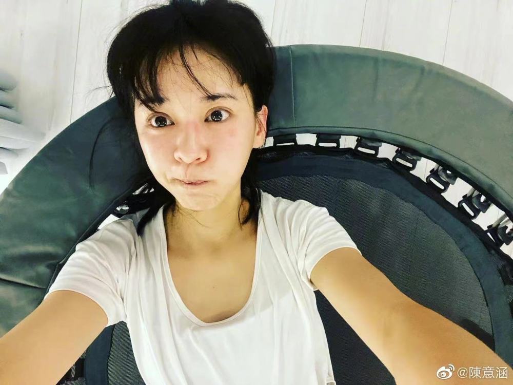 陈意涵官宣二胎怀女儿后，晒一家三口度假照，剪了短发圆润不少