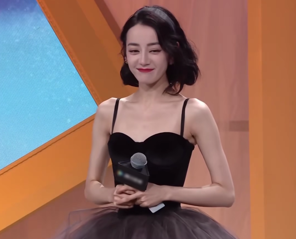 迪丽热巴出席发布会,罕见换短发造型,一不小心美成"在逃公主"_腾讯