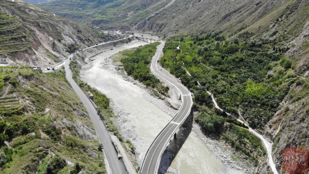 公路管理局茂县分局工作人员的最后一次洒水作业完成,标志着g213线