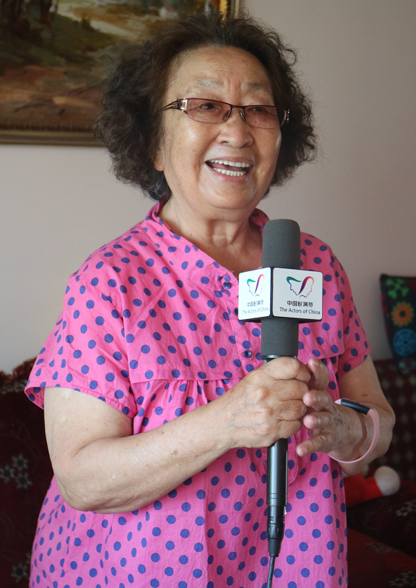 老戏骨彭玉都87岁了可是穿橘色衬衫配印花丝巾精气神仍然很足