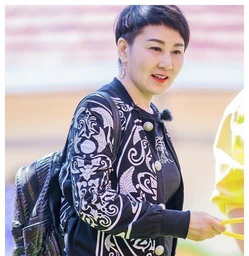 在机场拍到张凯丽素颜秃眉满脸的皱纹却穿短裤布鞋没老人样