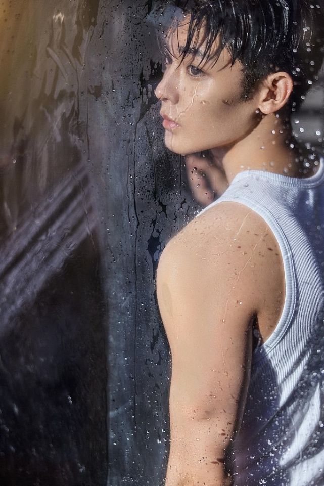 侯明昊女友视角大片荷尔蒙满屏 穿衣显瘦脱衣有肉帅气有型