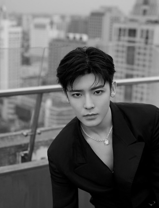 侯明昊女友视角大片荷尔蒙满屏 穿衣显瘦脱衣有肉帅气有型