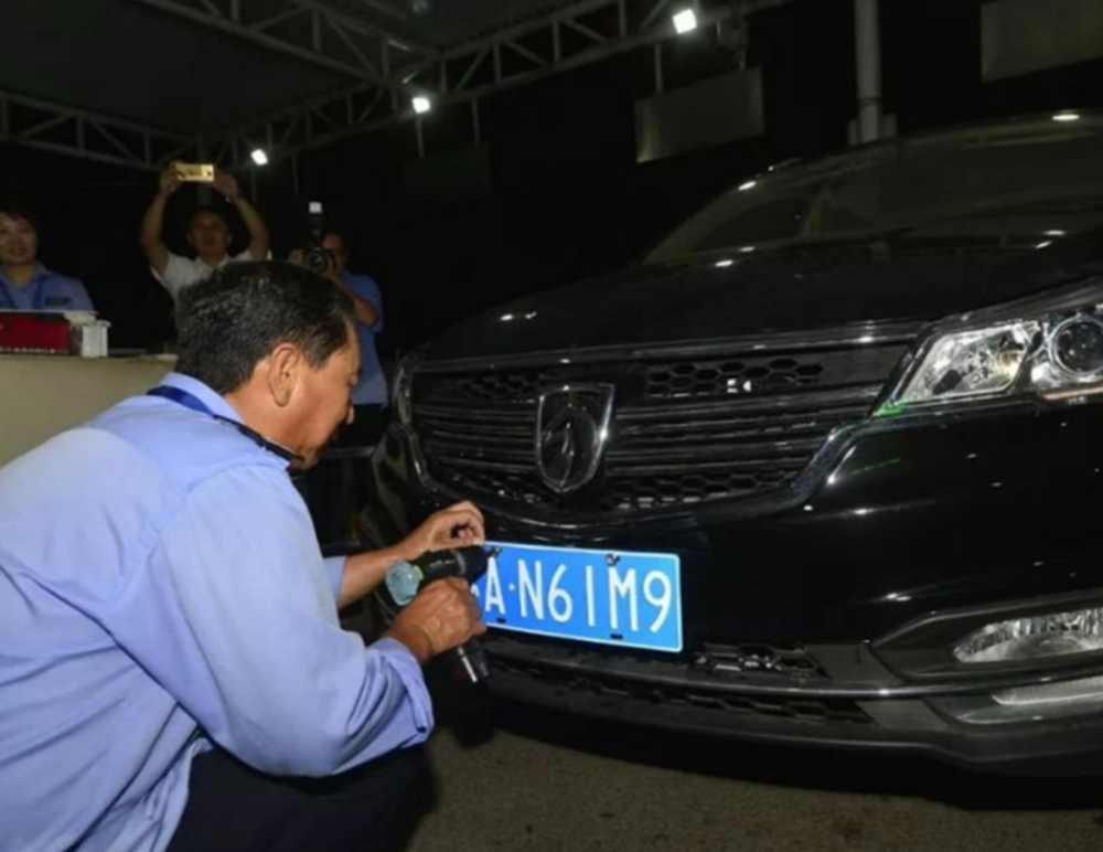 小伙车管所摇号上牌，看见“888”豹子号众人羡慕，他却选择放弃