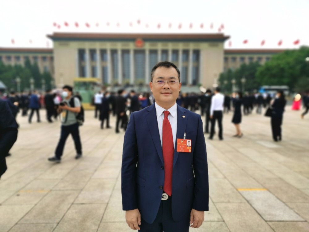 全国政协委员福耀玻璃集团副董事长曹晖加强青少年教育补短板办好人民