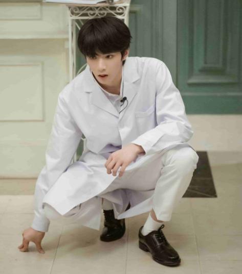 将机会让给刘耀文,人品高下立见_腾讯新闻