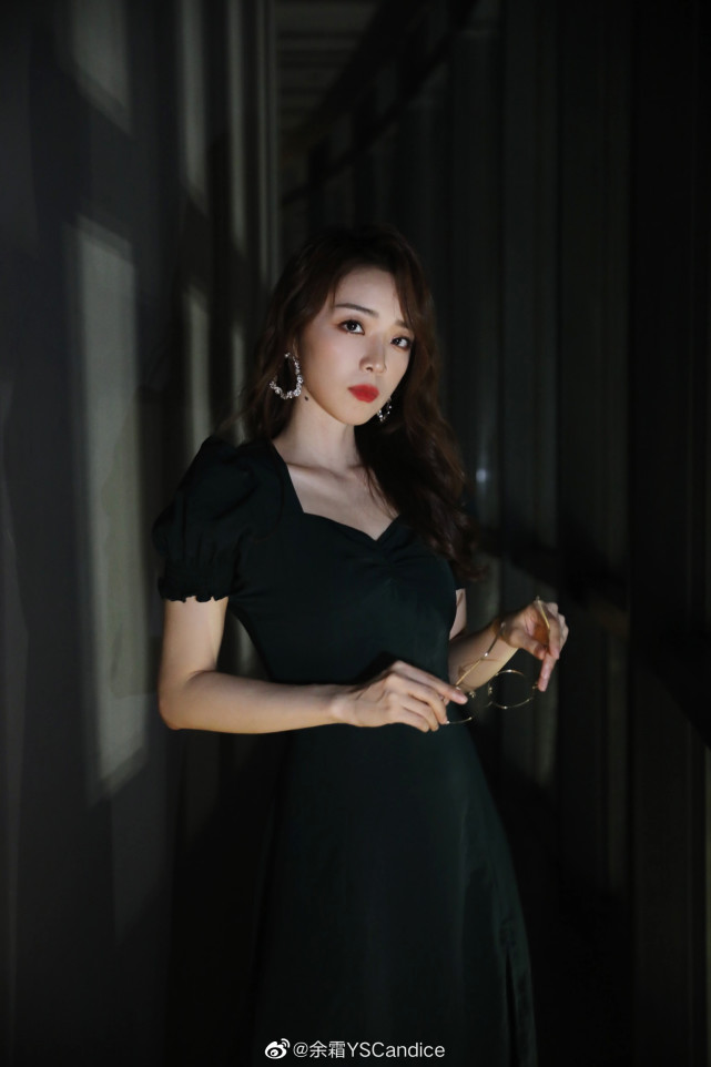 lpl主持人余霜暗黑女王风格装扮引粉丝热议阿姨永远滴神